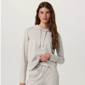 Vuori Halo Essential Long Sleeve Hoodie Top Pullover Size S in Pale Grey Heather